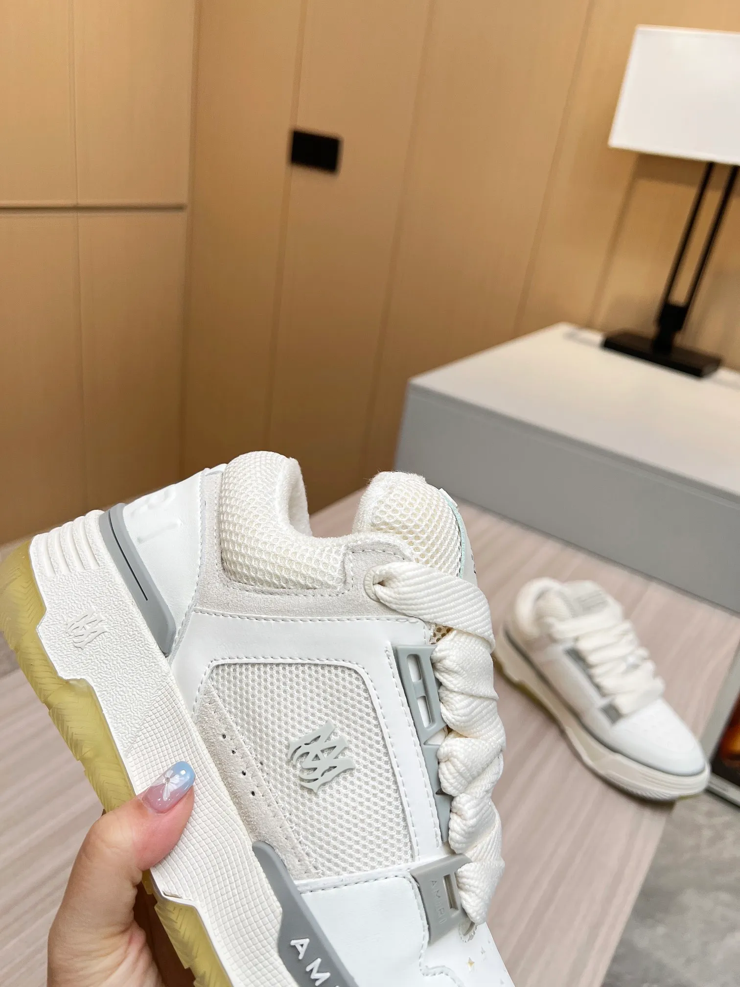 p620💰Men's shoes Amiri Emile's 2023 spring and summer new MA-1 bread shoes, couple models, casual sports shoes, sneakers Amiri gave up the rock punk style in the new season and used a large number of unsaturated colors, Morandi tones, whether you see or wear them, it will make people very happy. The large tongue of the bread shoes continues, shortens the length of the shoe body, thickens the midsole, and the toe part is more rounded. Amiri's brand letters and MA logo appear on the side of the shoe. Fabric: Original customized imported first-layer cowhide + mesh. Lining: Original customized breathable towel lining. Outsole. Foam combination material. Bottom thickness: 4CM. Size: Men's 39-45